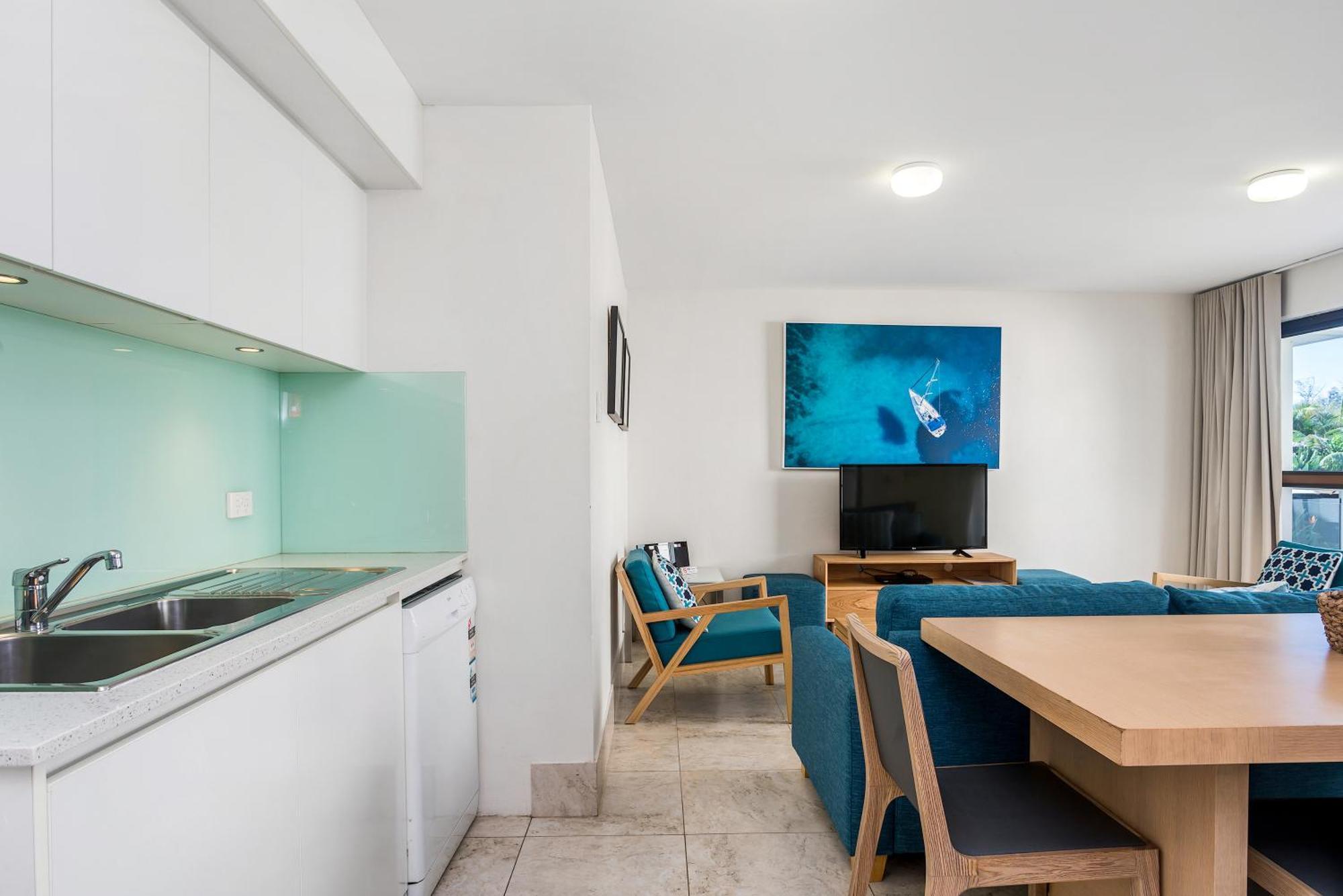 خليج بيرون Bayview Beachfront Apartments, In Town Right On The Beach المظهر الخارجي الصورة